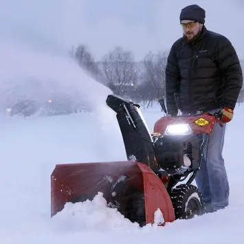 Снегоуборщик бензиновый DDE ST1176LE (двиг-ль Loncin "SnowEngine" 13 л.с, 30", 6 вперёд/2 назад, 16" колёса, эл. старт, LED фара, управление выбросом